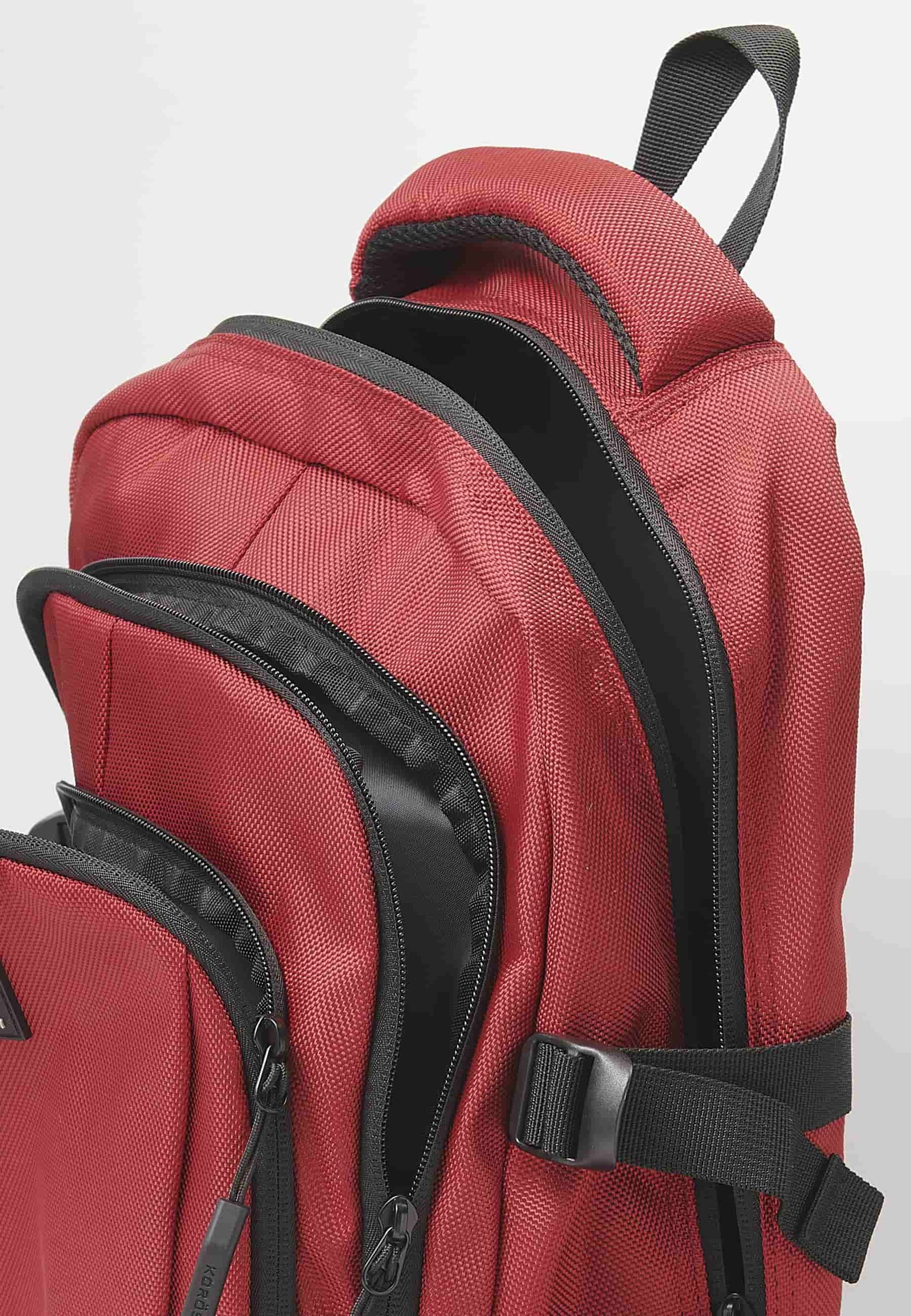 Mochila koröshi con tres compartimentos cerrados con cremallera, uno para portátil, con bolsillos interiores color rojo | Estilo y Comodidad