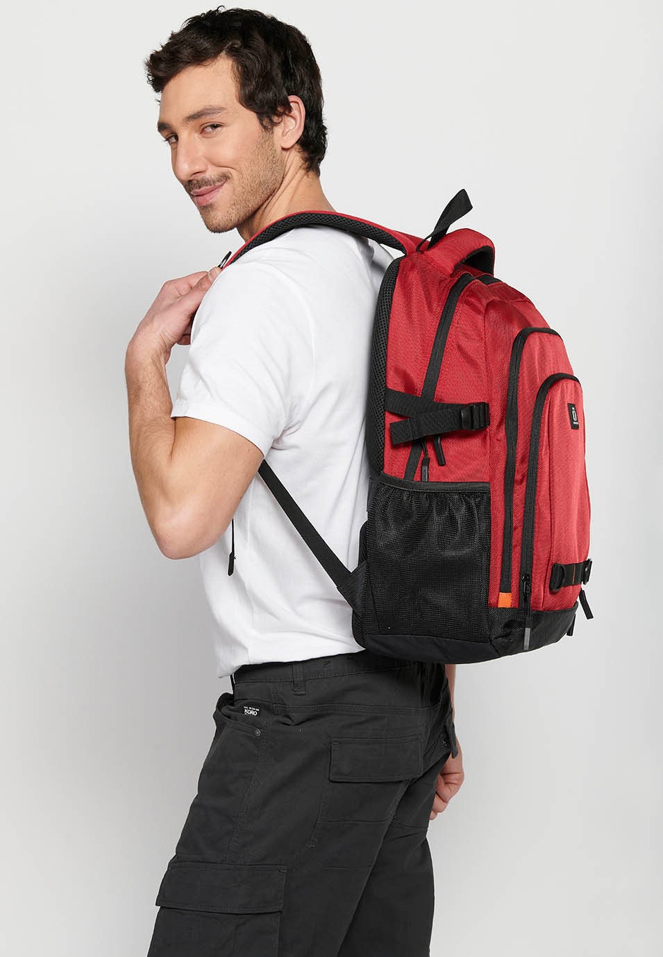 Koröshi-Rucksack mit drei Reißverschlussfächern, eines für Laptop, mit roten Innentaschen 7