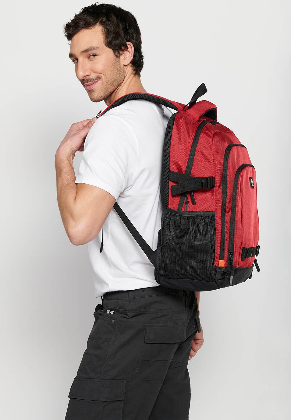 Mochila koröshi con tres compartimentos cerrados con cremallera, uno para portátil, con bolsillos interiores color rojo | Estilo y Comodidad