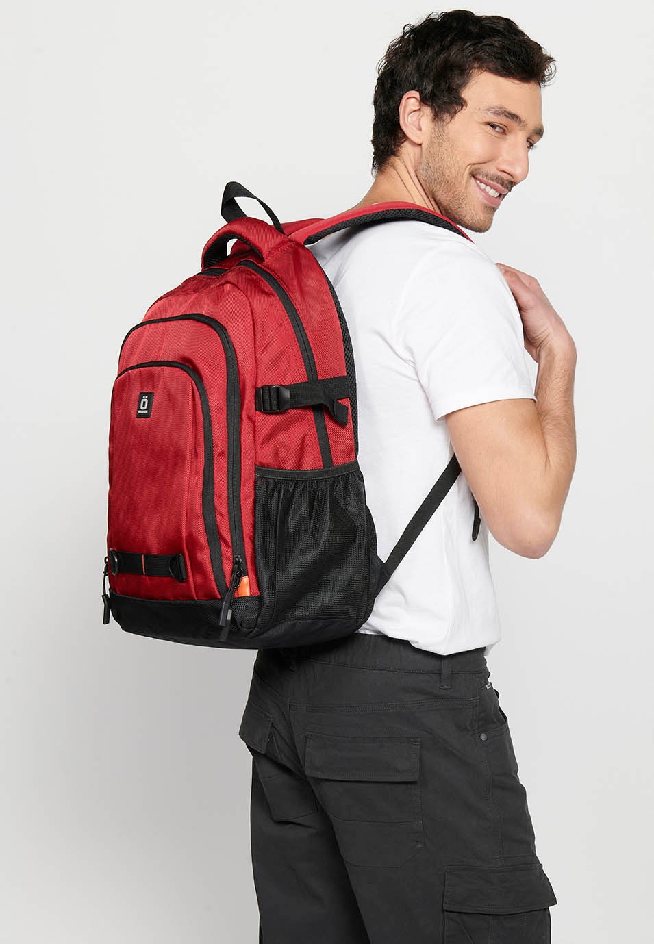 Koröshi-Rucksack mit drei Reißverschlussfächern, eines für Laptop, mit roten Innentaschen 9