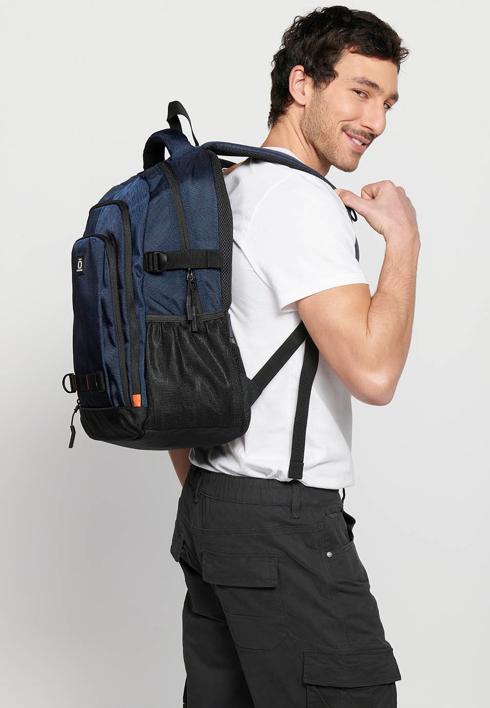 Mochila koröshi con tres compartimentos cerrados con cremallera, uno para portátil, con bolsillos interiores color navy | Estilo y Comodidad