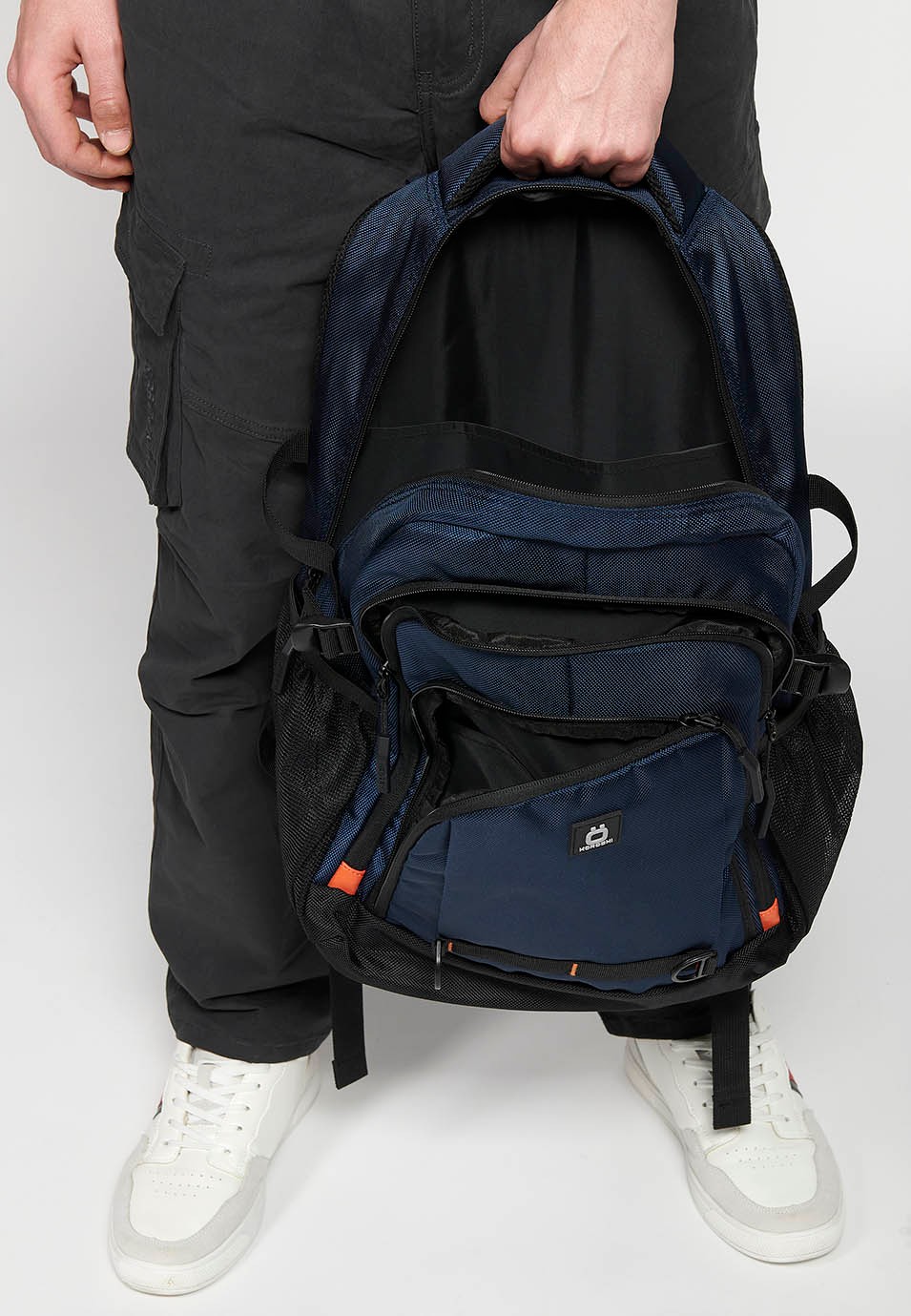 Koröshi-Rucksack mit drei Reißverschlussfächern, eines für einen Laptop, und marineblauen Innentaschen 8