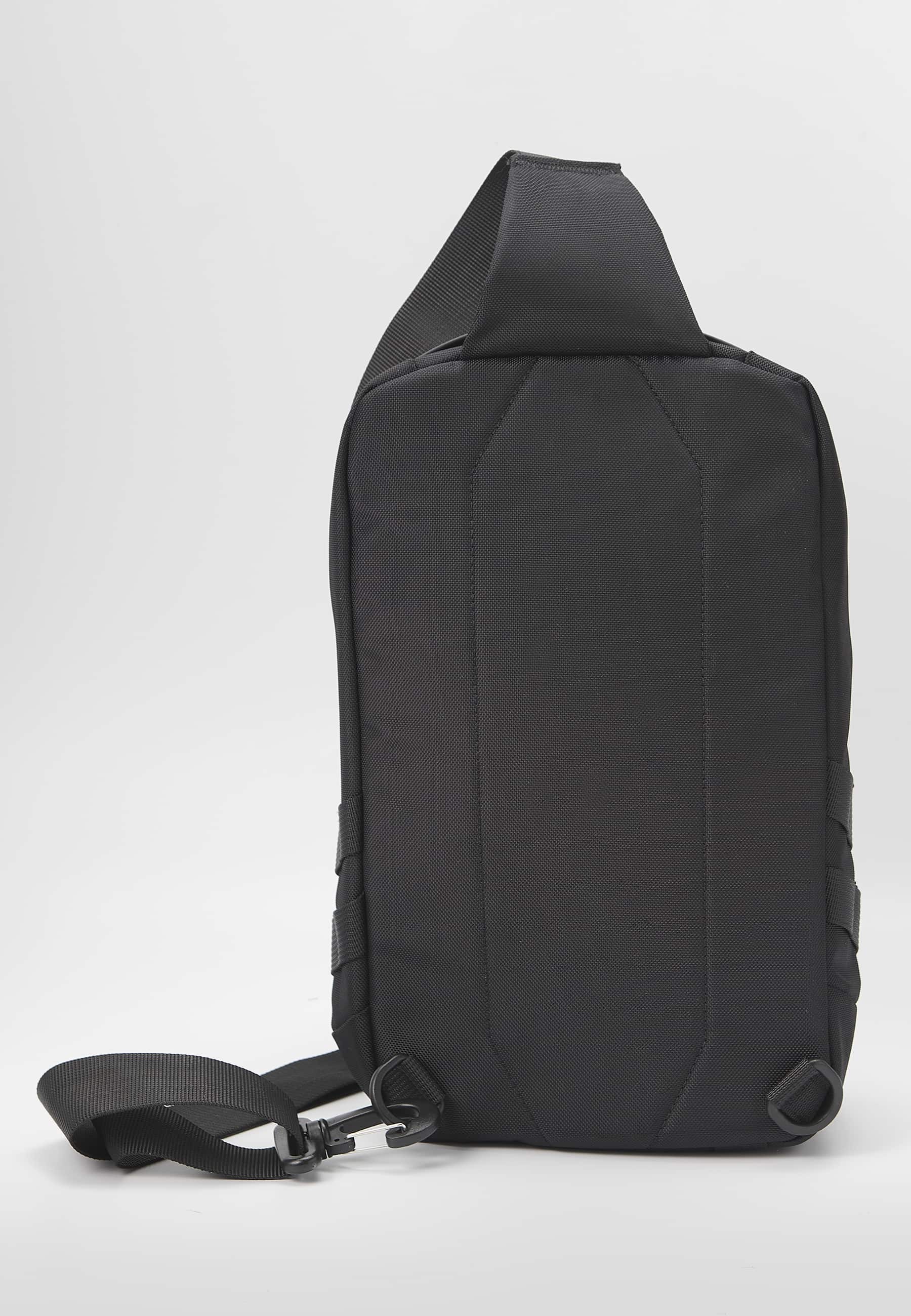 Umhängetasche mit verstellbarem Riemen, einem Reißverschlussfach mit Innentaschen und einer Außentasche in Schwarz für Herren 2