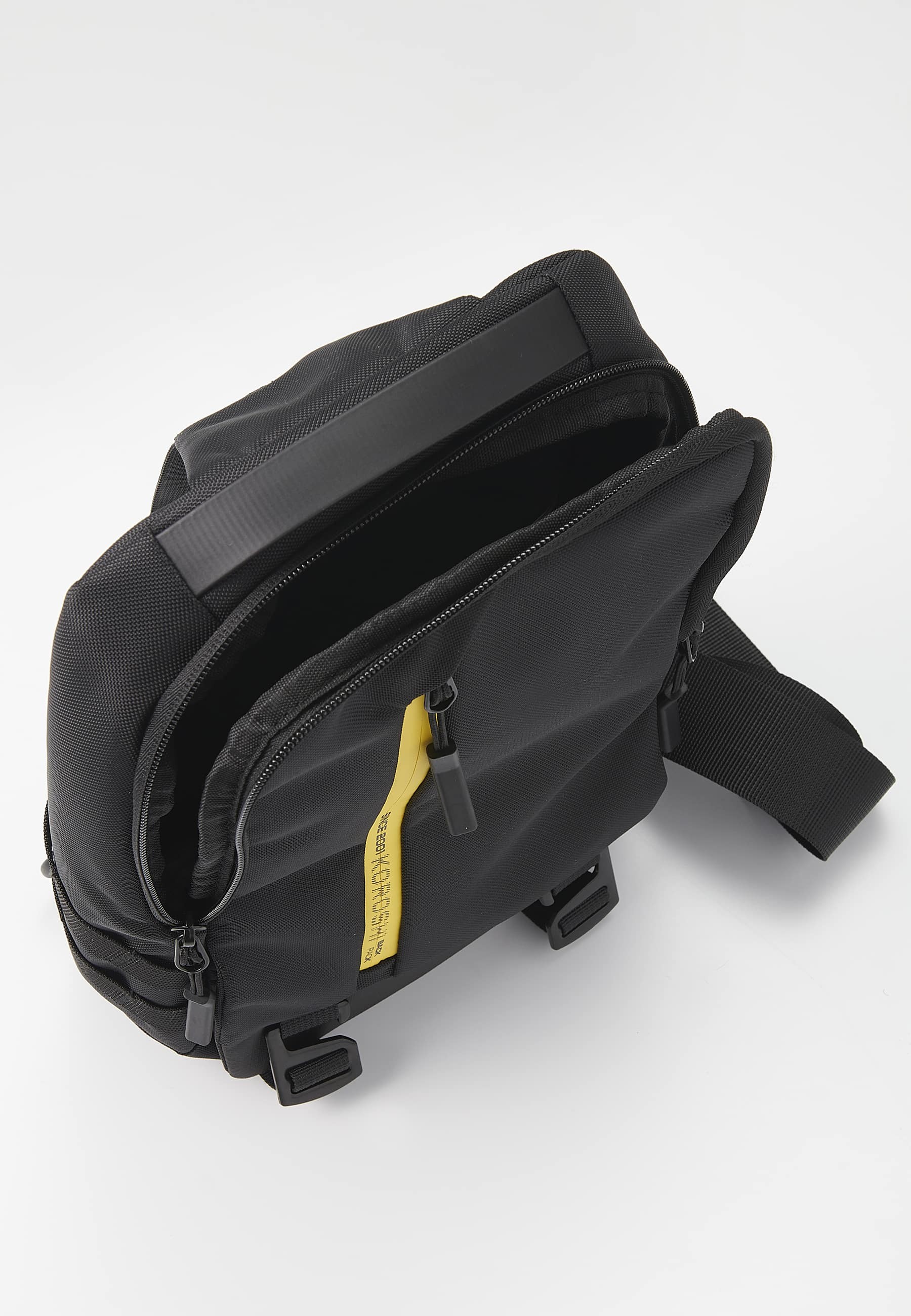 Umhängetasche mit verstellbarem Riemen, einem Reißverschlussfach mit Innentaschen und einer Außentasche in Schwarz für Herren 1