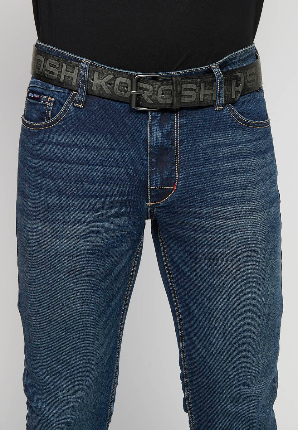 Cinturón de tres centímetros y medio de ancho con logo de Koröshi, hebilla y pasador color Negro para Hombre 4
