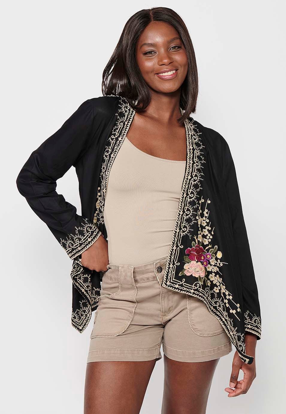 Chaqueta abierta con acabados en picos y detalles bordados florales de color negro para mujer | Moda Actual 11