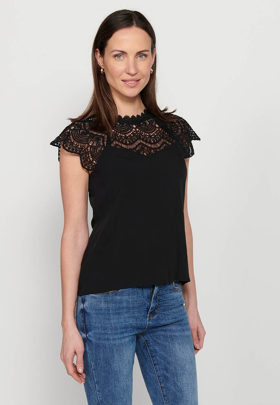 Sleeveless T-shirt, round neckline with lace, Black color for women