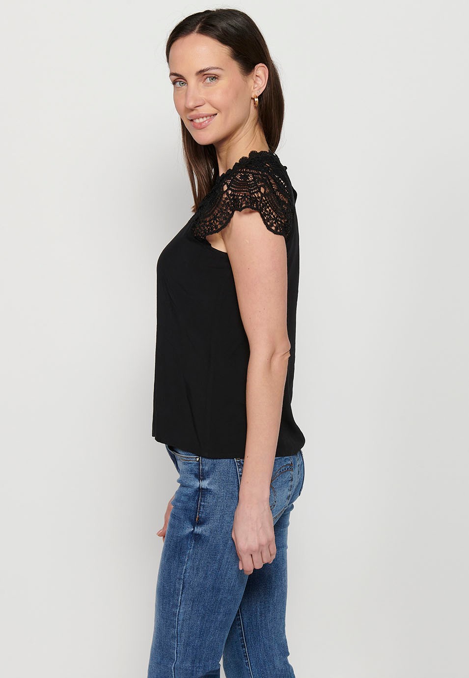 Sleeveless T-shirt, round neckline with lace, Black color for women