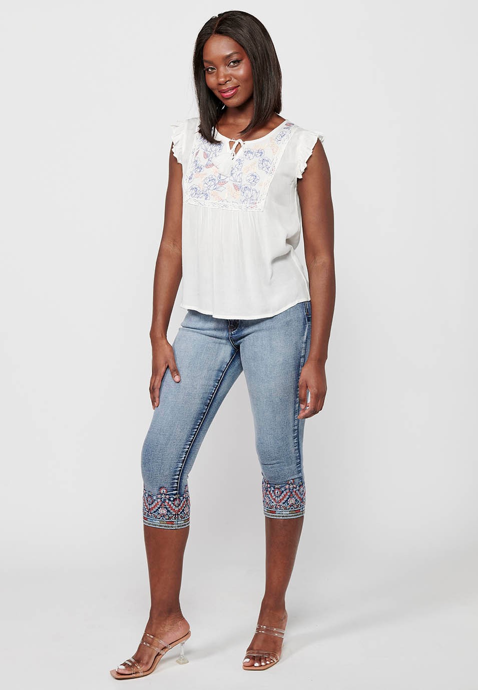 Blouse blanche sans manches brodée de fleurs avec mini volants sur les épaules et sur le devant pour femme 6