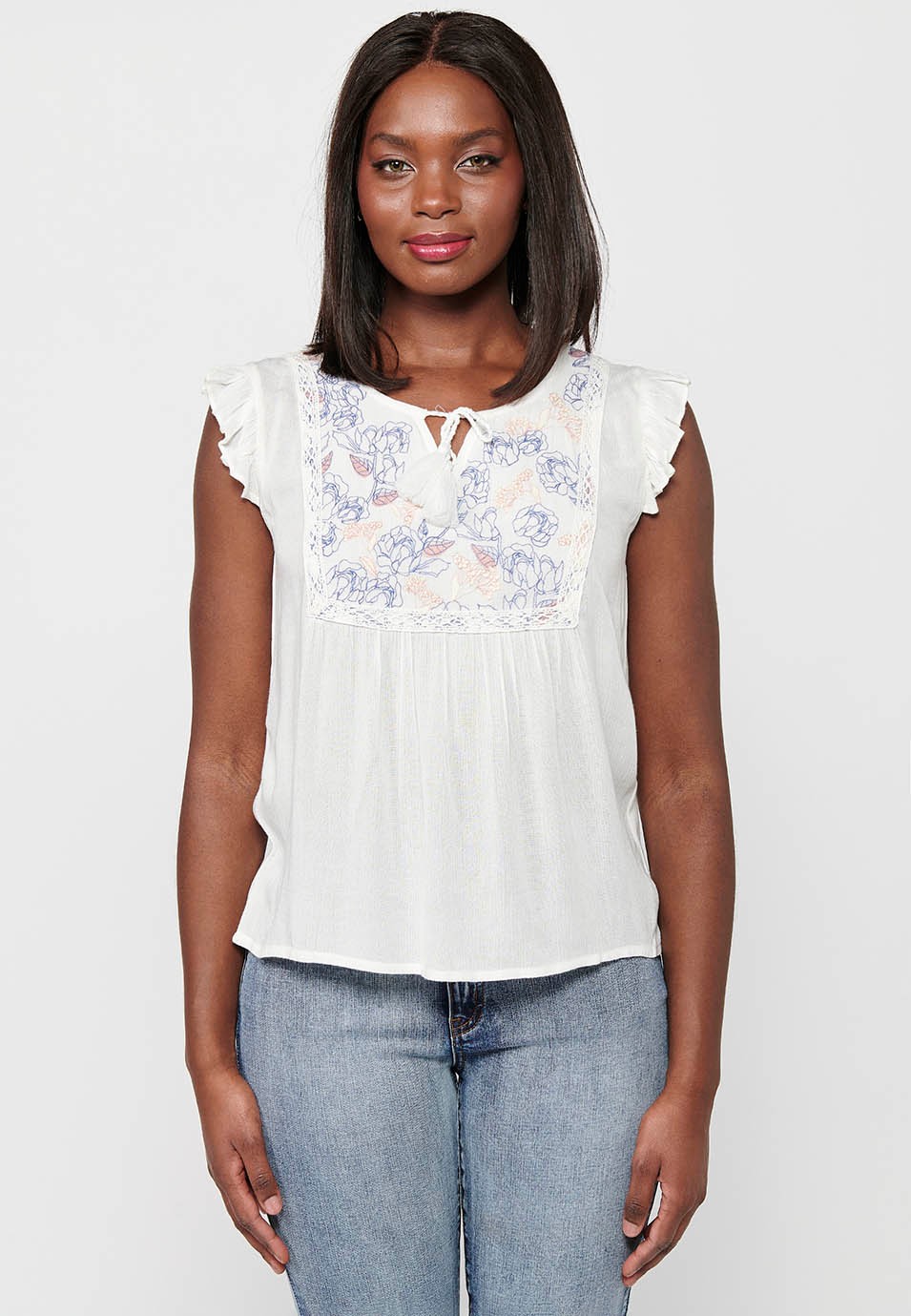 Blouse blanche sans manches brodée de fleurs avec mini volants sur les épaules et sur le devant pour femme 3