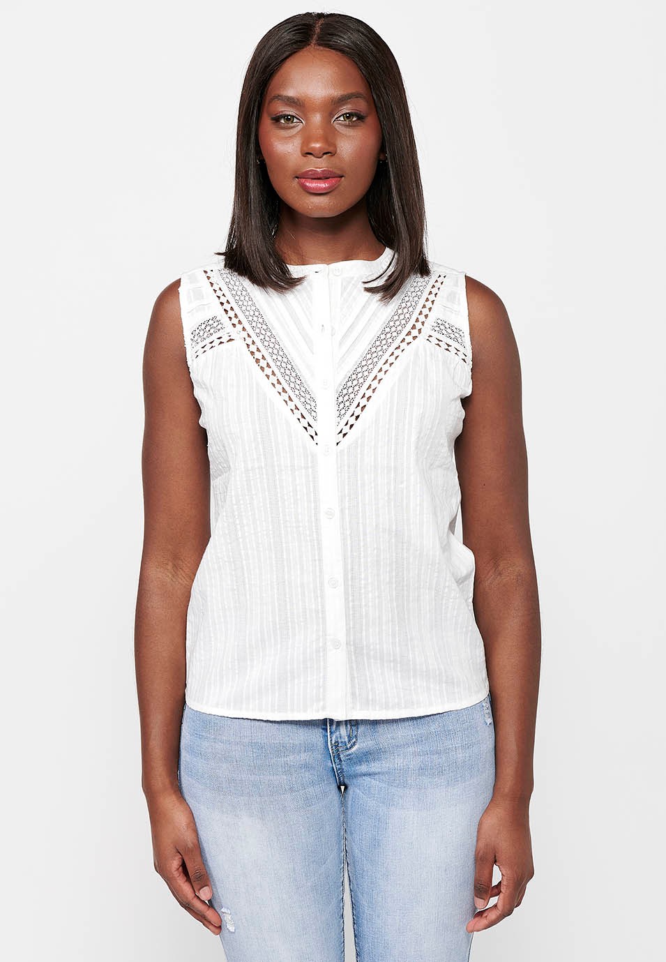 Blouse en coton sans manches avec col rond et fermeture boutonnée sur le devant et détails brodés blancs pour femme 1