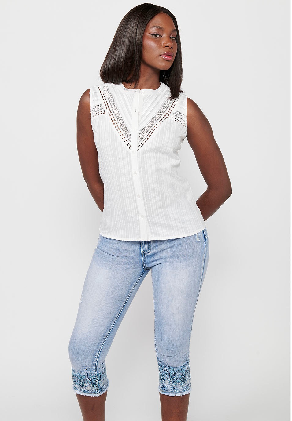 Blouse en coton sans manches avec col rond et fermeture boutonnée sur le devant et détails brodés blancs pour femme 2