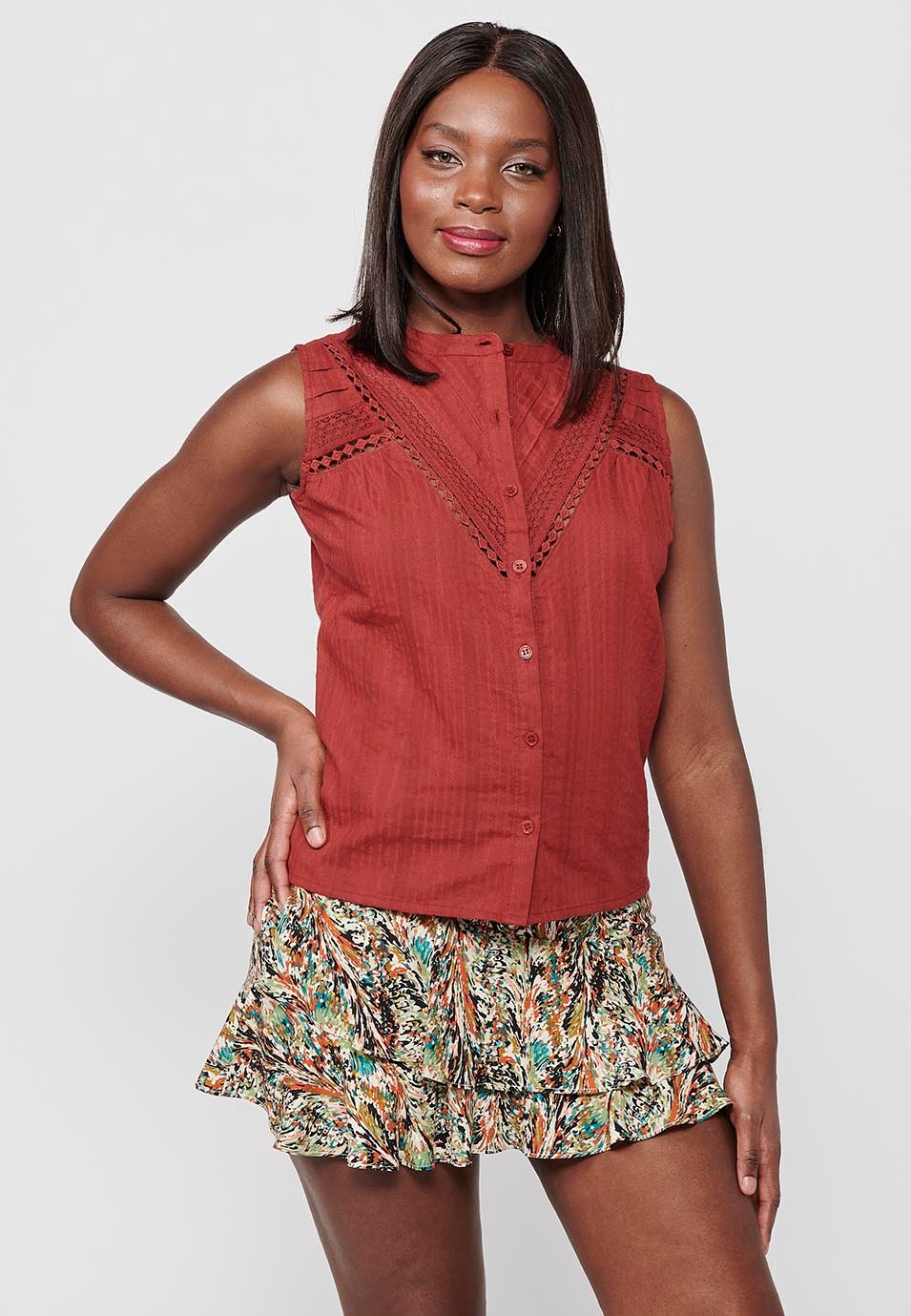 Blouse en coton sans manches avec col rond et fermeture boutonnée sur le devant et détails brodés rouges pour femme 6