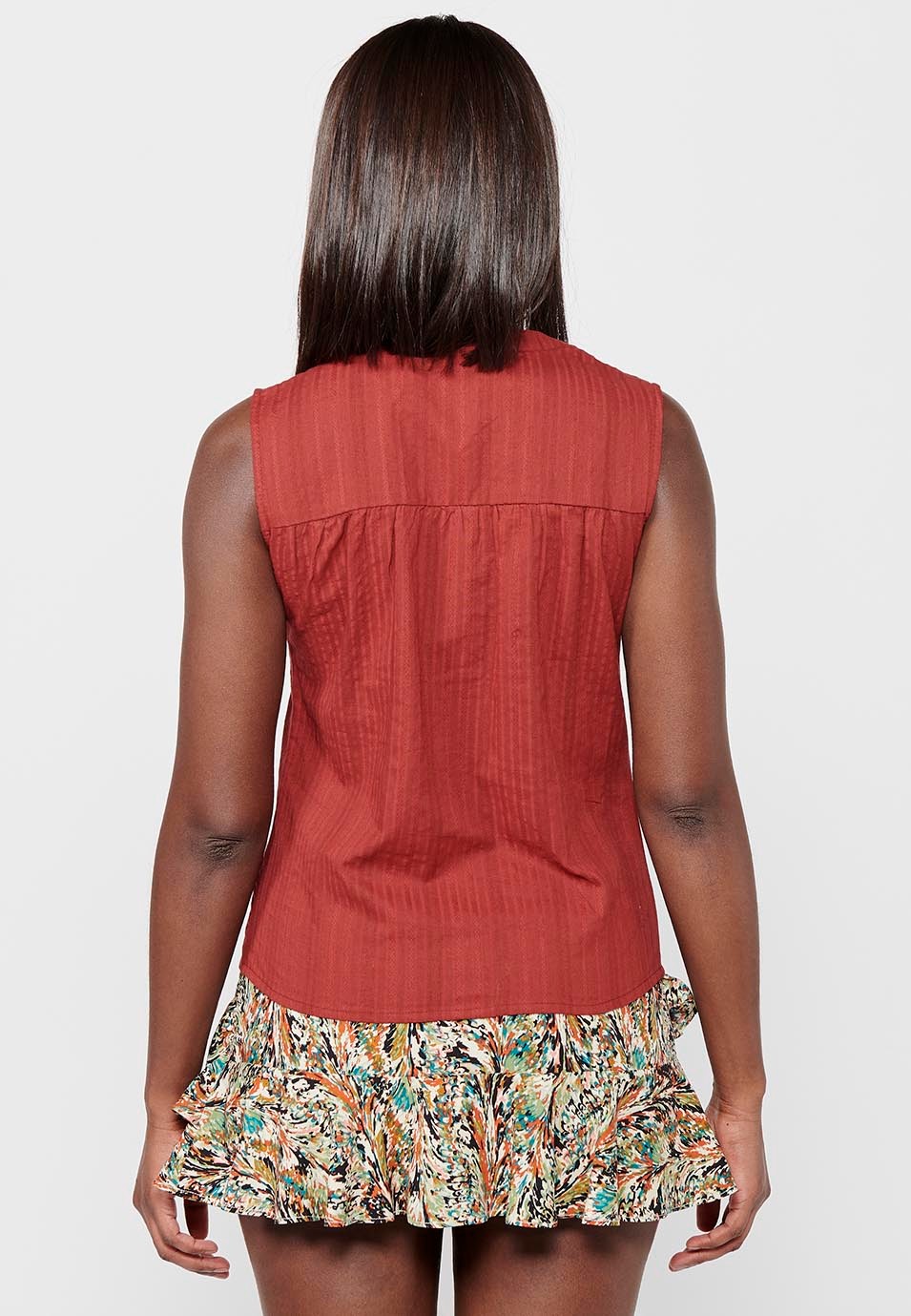 Blouse en coton sans manches avec col rond et fermeture boutonnée sur le devant et détails brodés rouges pour femme 3