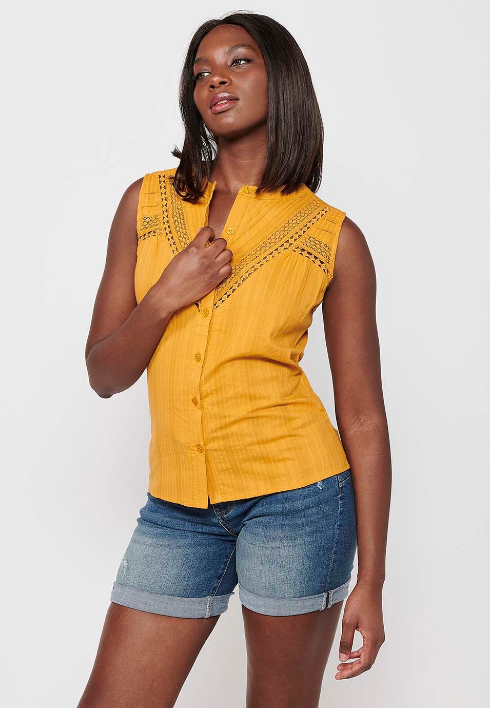 Blusa sin mangas de Algodón con Cuello redondo y Cierre delantero con botones y Detalles bordados de Color Mostaza para Mujer 4