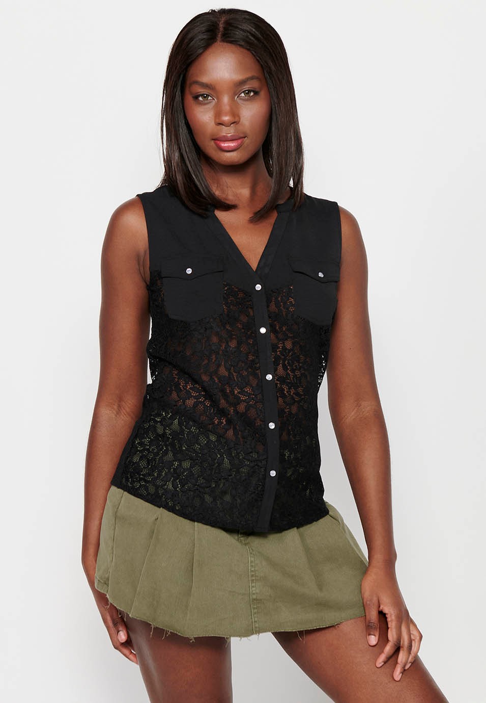 Ärmellose Bluse aus zwei Stoffen, einer mit durchbrochener Spitze und einem Hemdkragen mit Frontverschluss mit Knöpfen in Schwarz für Damen