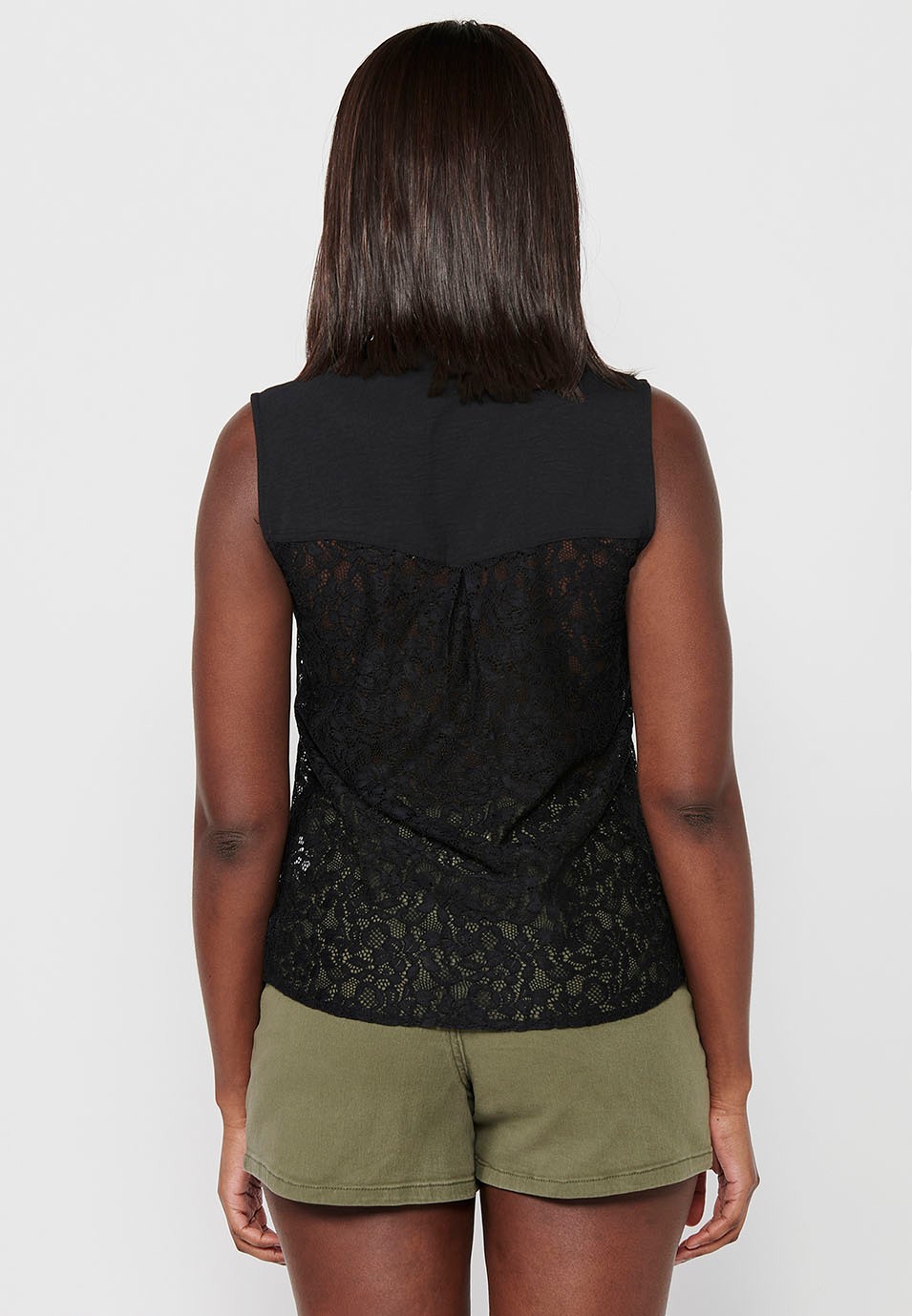 Blusa sin mangas a dos telas, una de puntilla calada y Cuello camisero con Cierre delantero con botones de Color Negro para Mujer 4