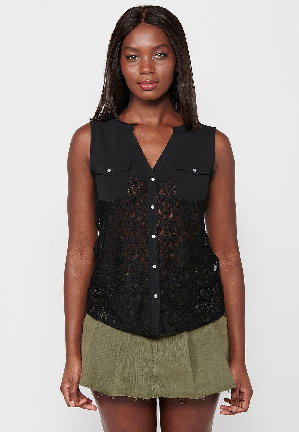 Ärmellose Bluse aus zwei Stoffen, einer mit durchbrochener Spitze und einem Hemdkragen mit Frontverschluss mit Knöpfen in Schwarz für Damen 2
