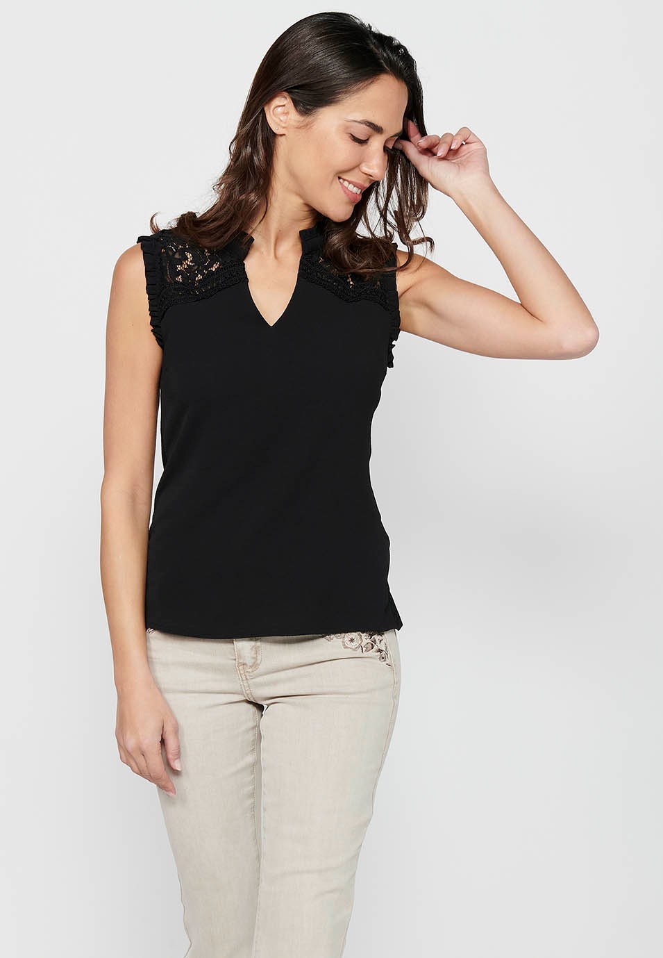Schwarzes, fließendes, ärmelloses T-Shirt mit Rundhalsausschnitt für Damen 3