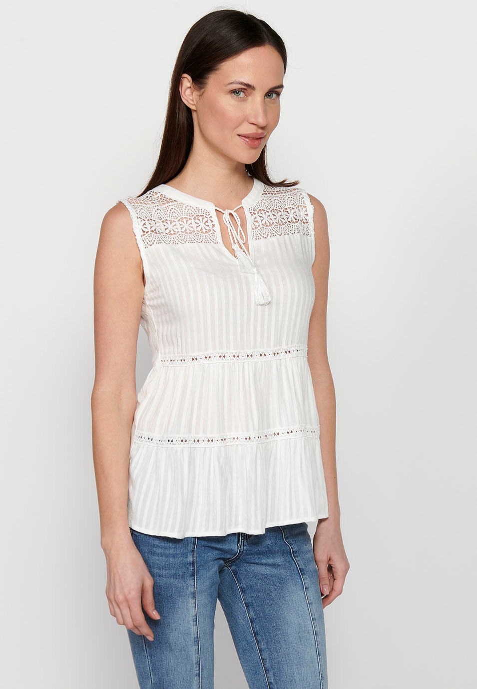 Sleeveless blouse. round neckline with opening, white color for women