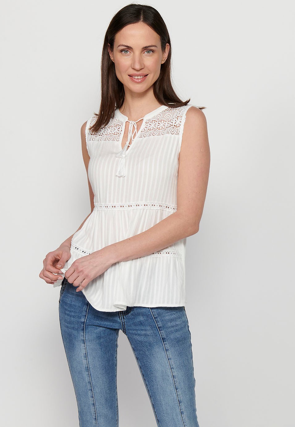 Sleeveless blouse. round neckline with opening, white color for women