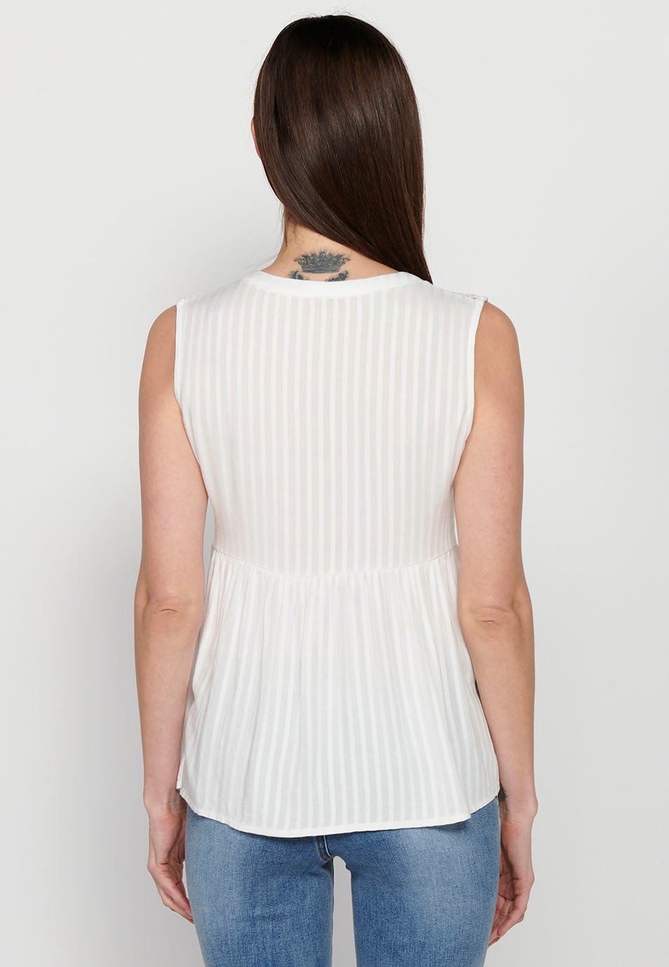 Sleeveless blouse. round neckline with opening, white color for women