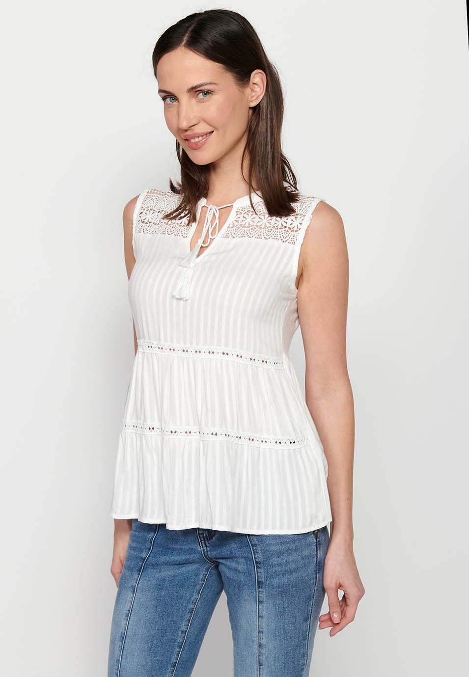 Sleeveless blouse. round neckline with opening, white color for women