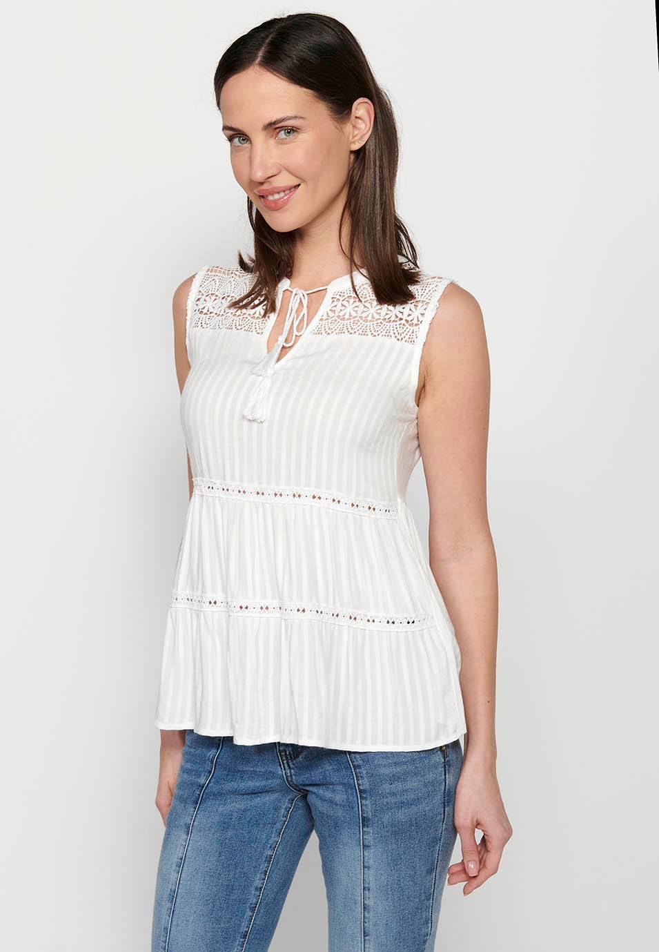 Blusa sin mangas. escote redondo con abertura, color blanco para mujer