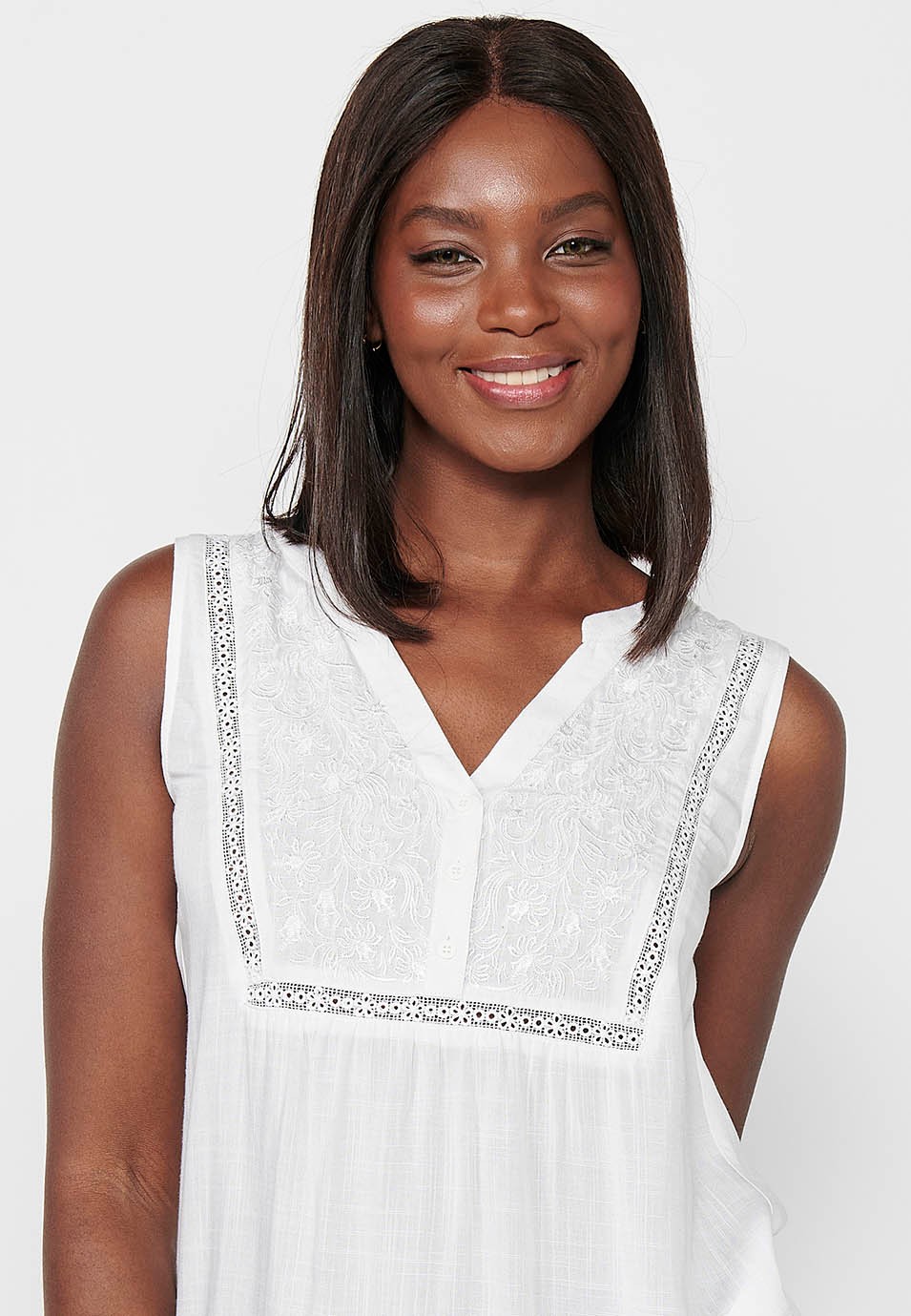 Blusa sin mangas con bordado delantero floral, color blanco para mujer