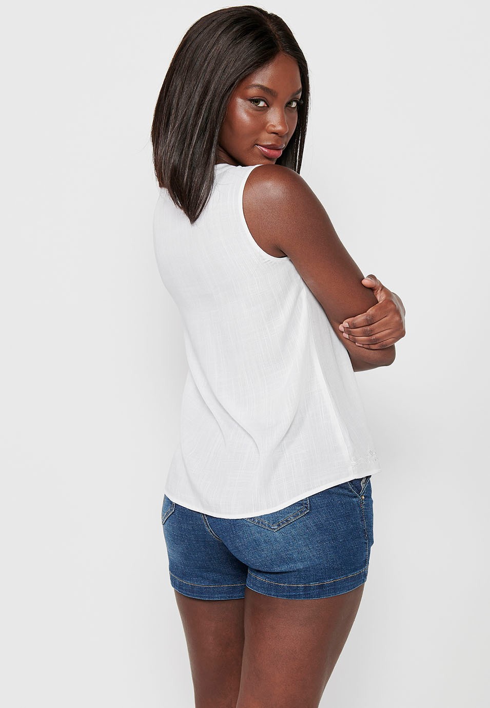 Blusa sin mangas con bordado delantero floral, color blanco para mujer | Moda Actual