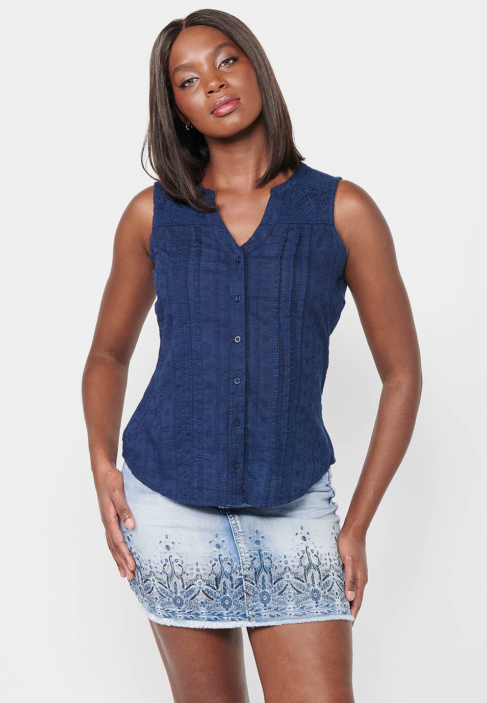 Ärmellose Bluse aus besticktem Stoff mit V-Ausschnitt und Frontverschluss mit marineblauen Knöpfen für Damen