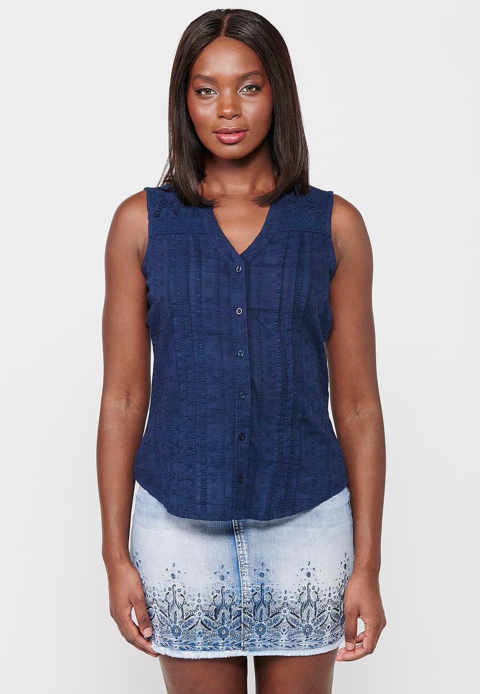 Ärmellose Bluse aus besticktem Stoff mit V-Ausschnitt und Frontverschluss mit marineblauen Knöpfen für Damen 1