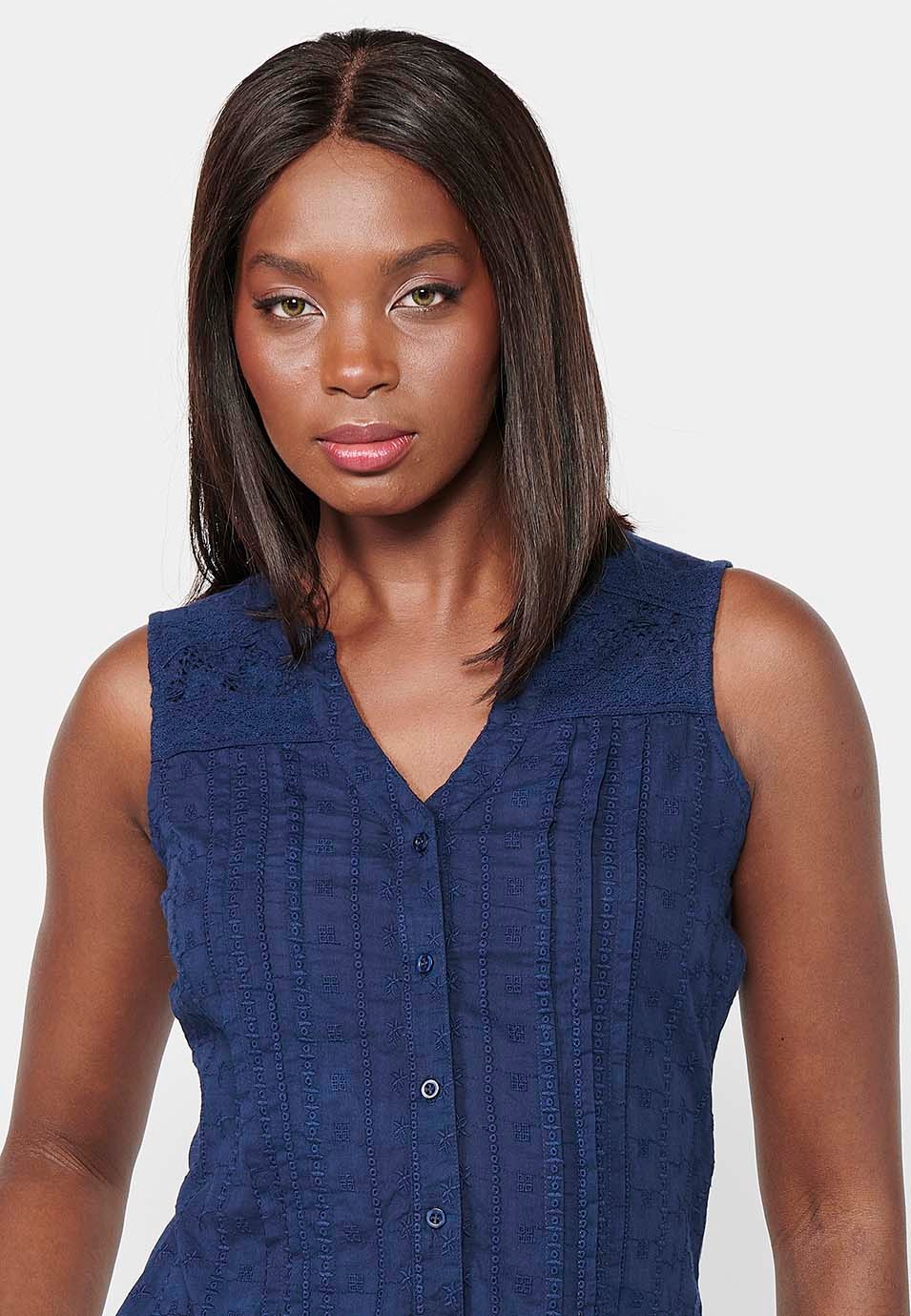 Ärmellose Bluse aus besticktem Stoff mit V-Ausschnitt und Frontverschluss mit marineblauen Knöpfen für Damen 2