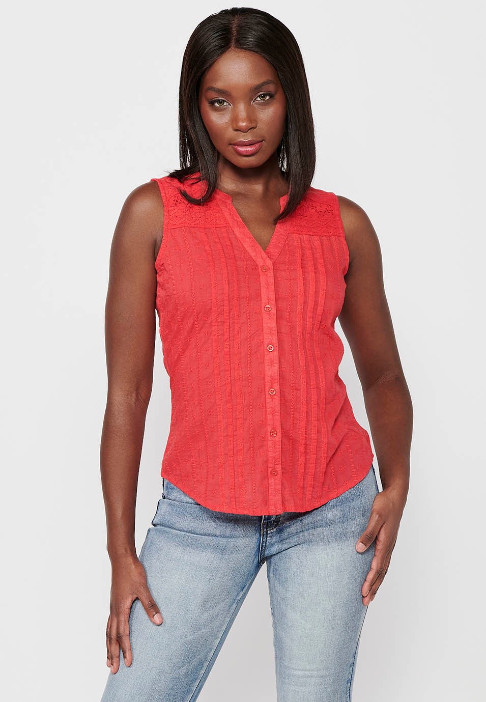 Ärmellose Bluse aus besticktem Stoff mit V-Ausschnitt und Frontverschluss mit korallenfarbenen Knöpfen für Damen