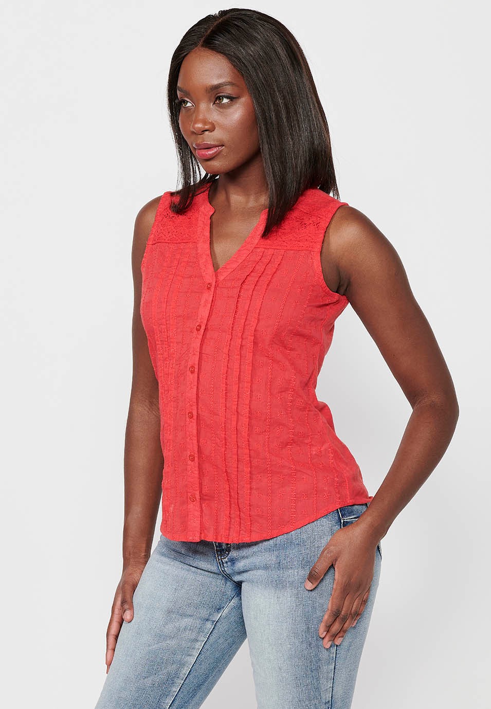 Ärmellose Bluse aus besticktem Stoff mit V-Ausschnitt und Frontverschluss mit korallenfarbenen Knöpfen für Damen 6