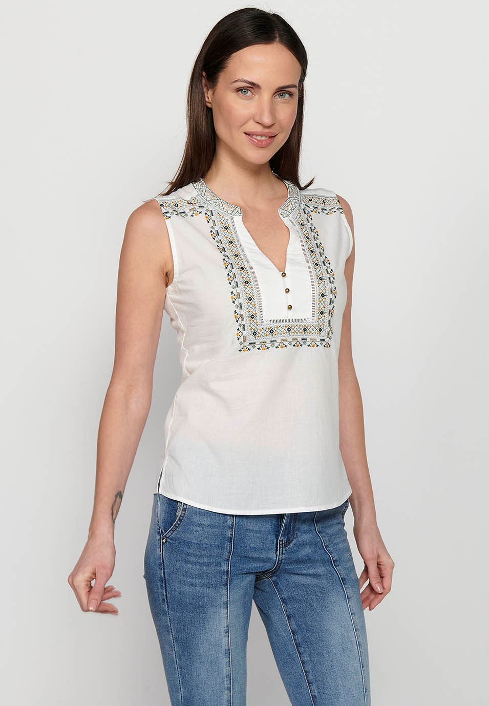 Blusa sin mangas. escote redondo bordado con abertura, color blanco para mujer