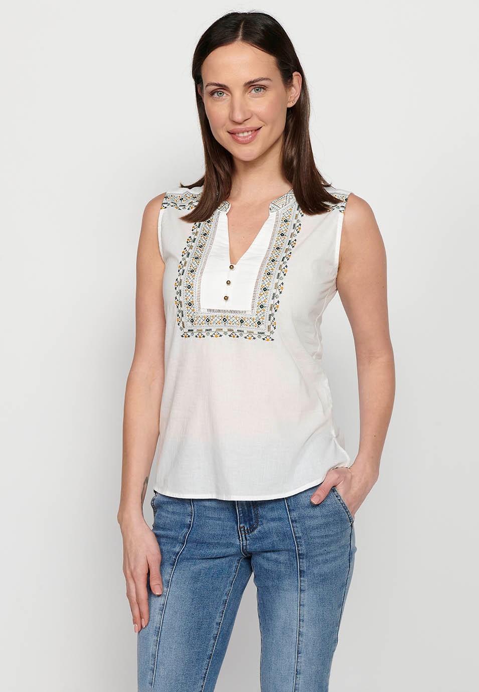 Blusa sin mangas. escote redondo bordado con abertura, color blanco para mujer