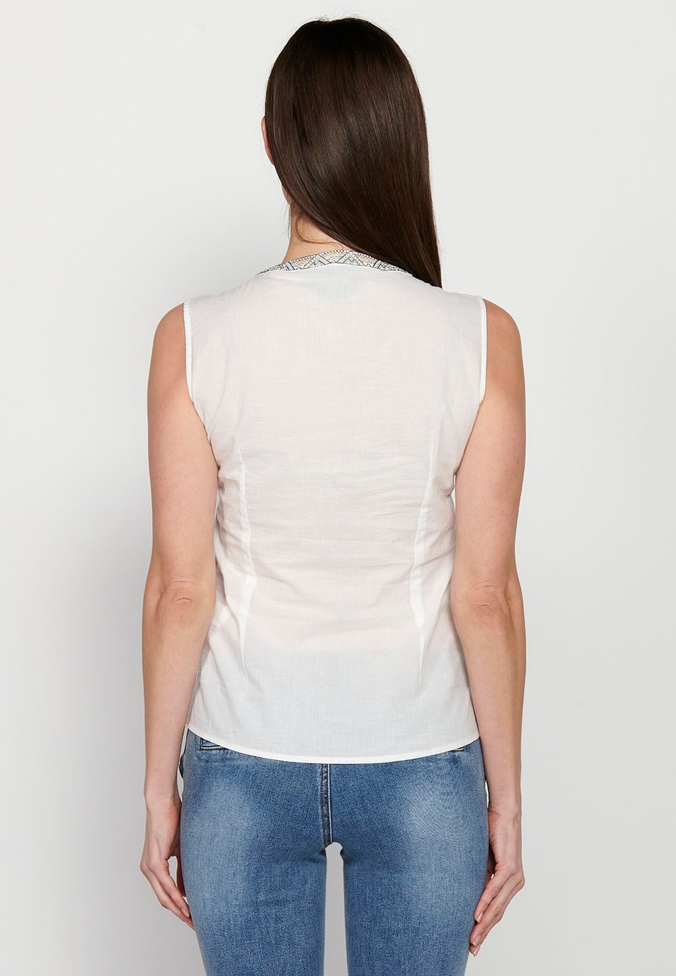 Blusa sin mangas. escote redondo bordado con abertura, color blanco para mujer