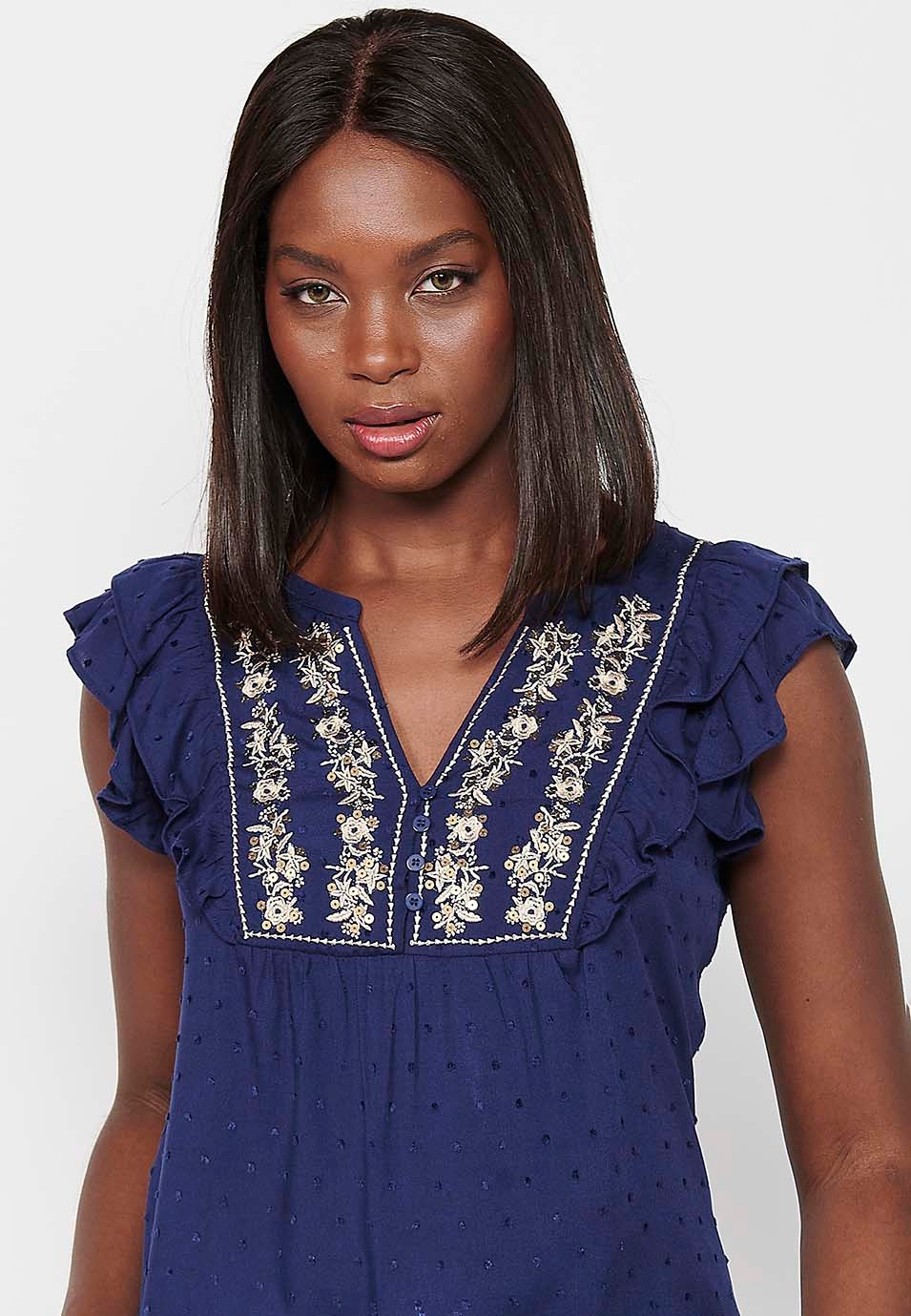 Blouse de couleur marine avec manches courtes à volants et détail de broderie sur le devant pour femme