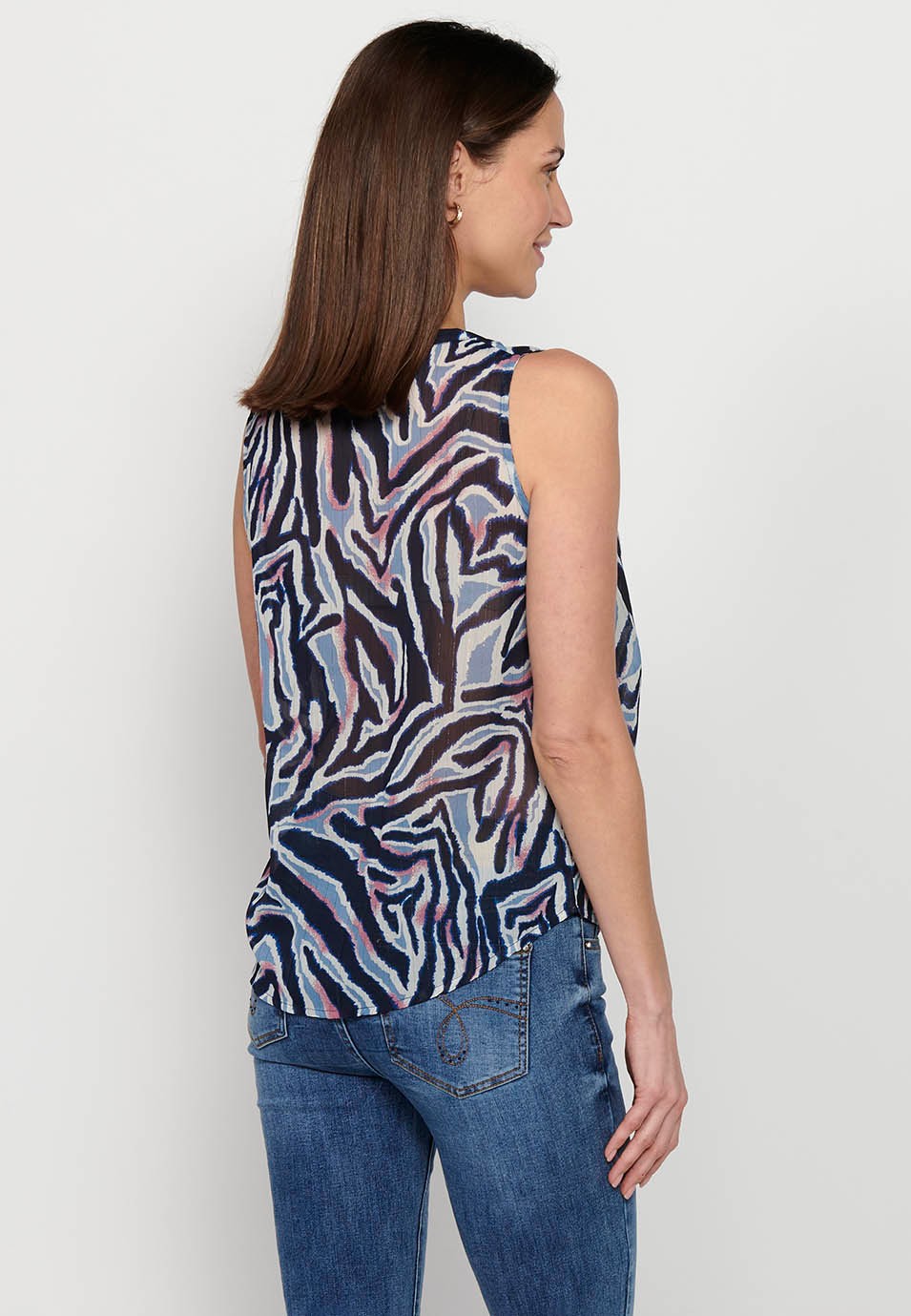 Sleeveless printed blouse, V-neckline, pleat finish, multicolored for women