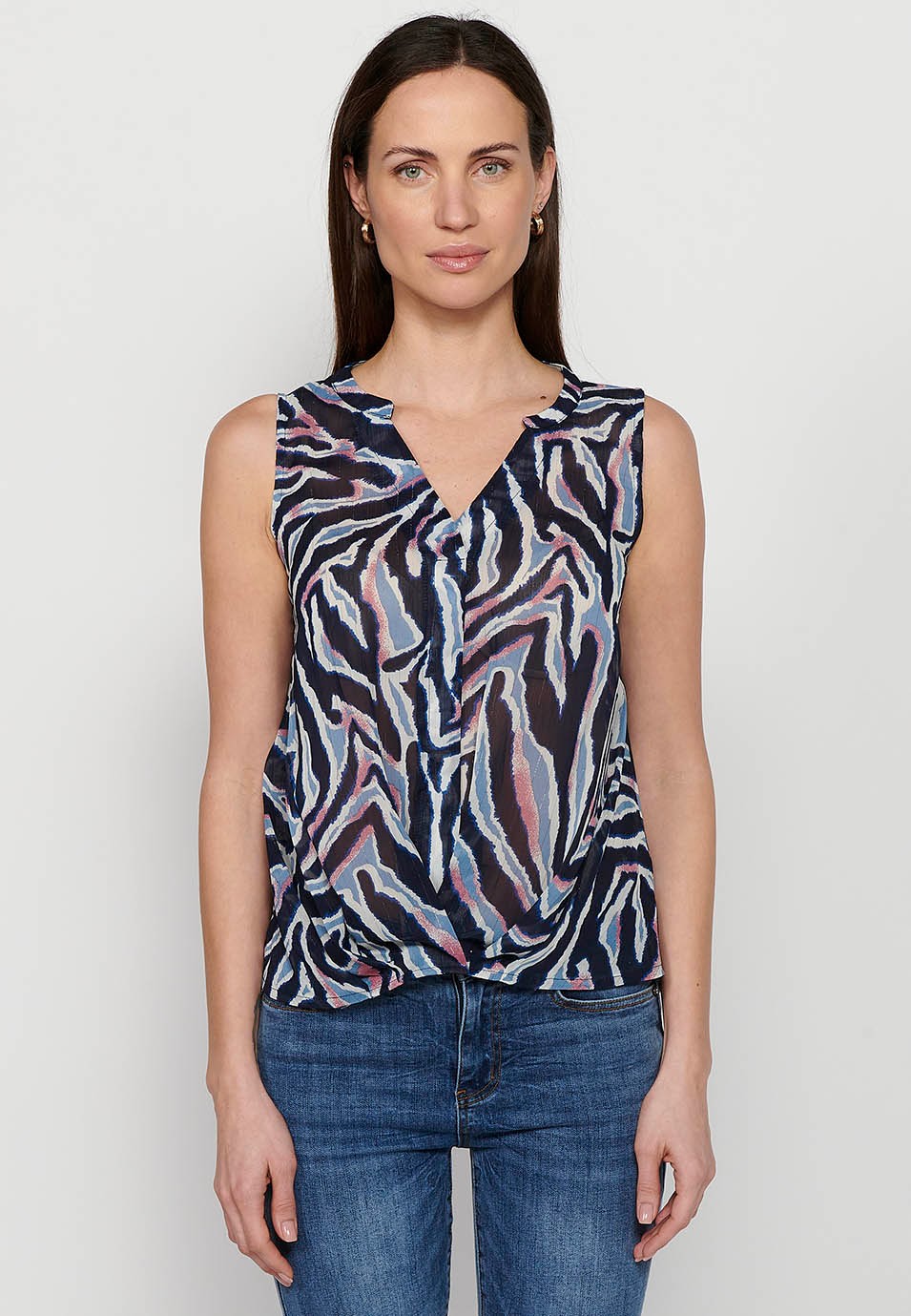 Sleeveless printed blouse, V-neckline, pleat finish, multicolored for women