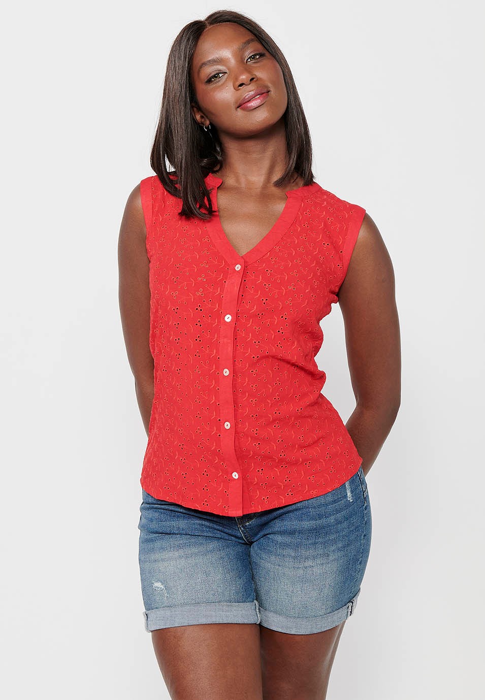 Blouse en coton sans manches avec fermeture sur le devant avec boutons rouges pour femme