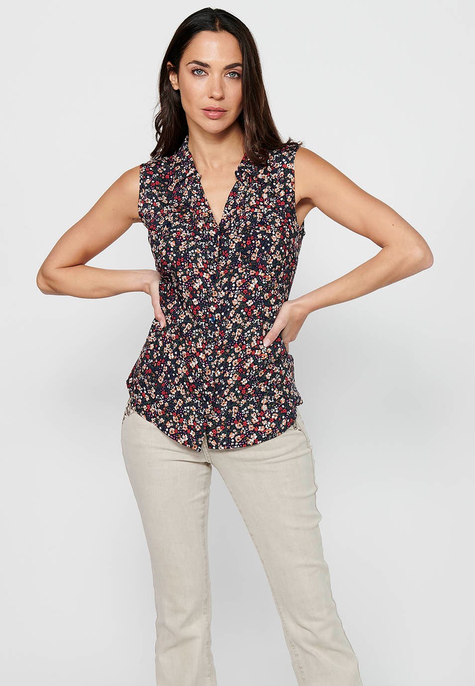 Ärmellose Bluse mit V-Ausschnitt, Knopfverschluss vorne und Blumendruck für Damen in Marineblau