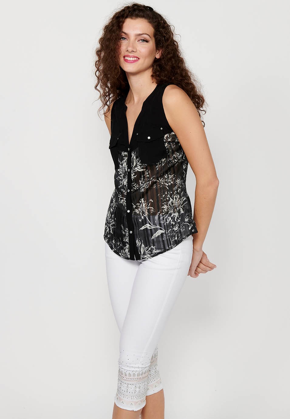 Blusa sin mangas con escote camisero y estampado floral de color negro para mujer | Moda Actual