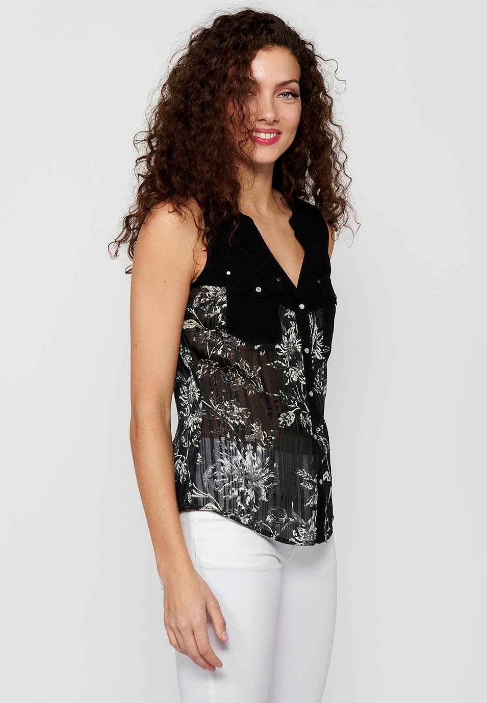 Ärmellose Bluse mit Hemdausschnitt und schwarzem Blumendruck für Damen