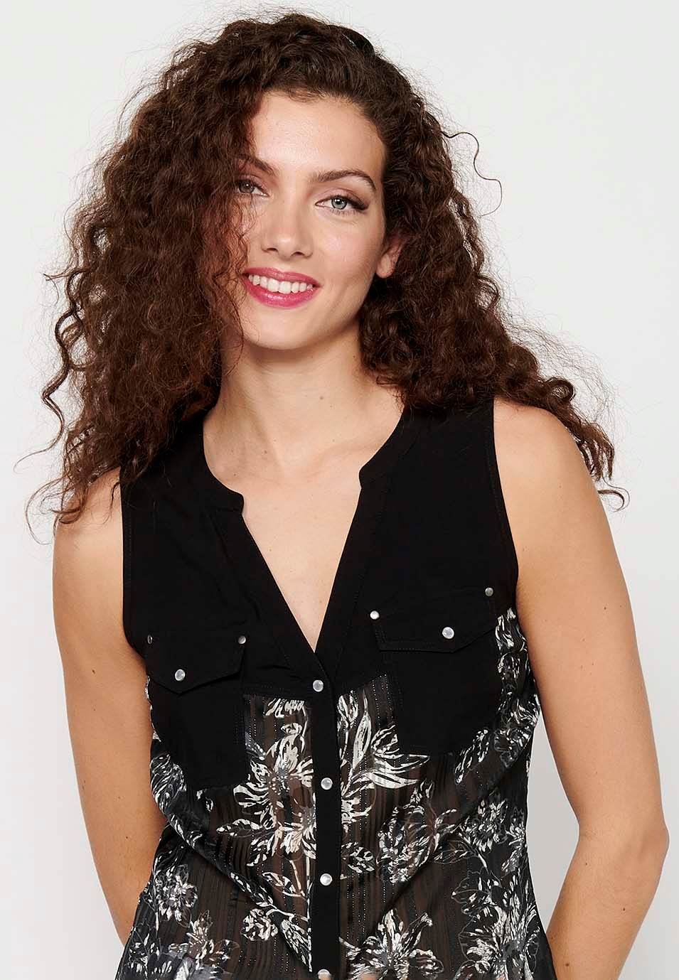 Ärmellose Bluse mit Hemdausschnitt und schwarzem Blumendruck für Damen