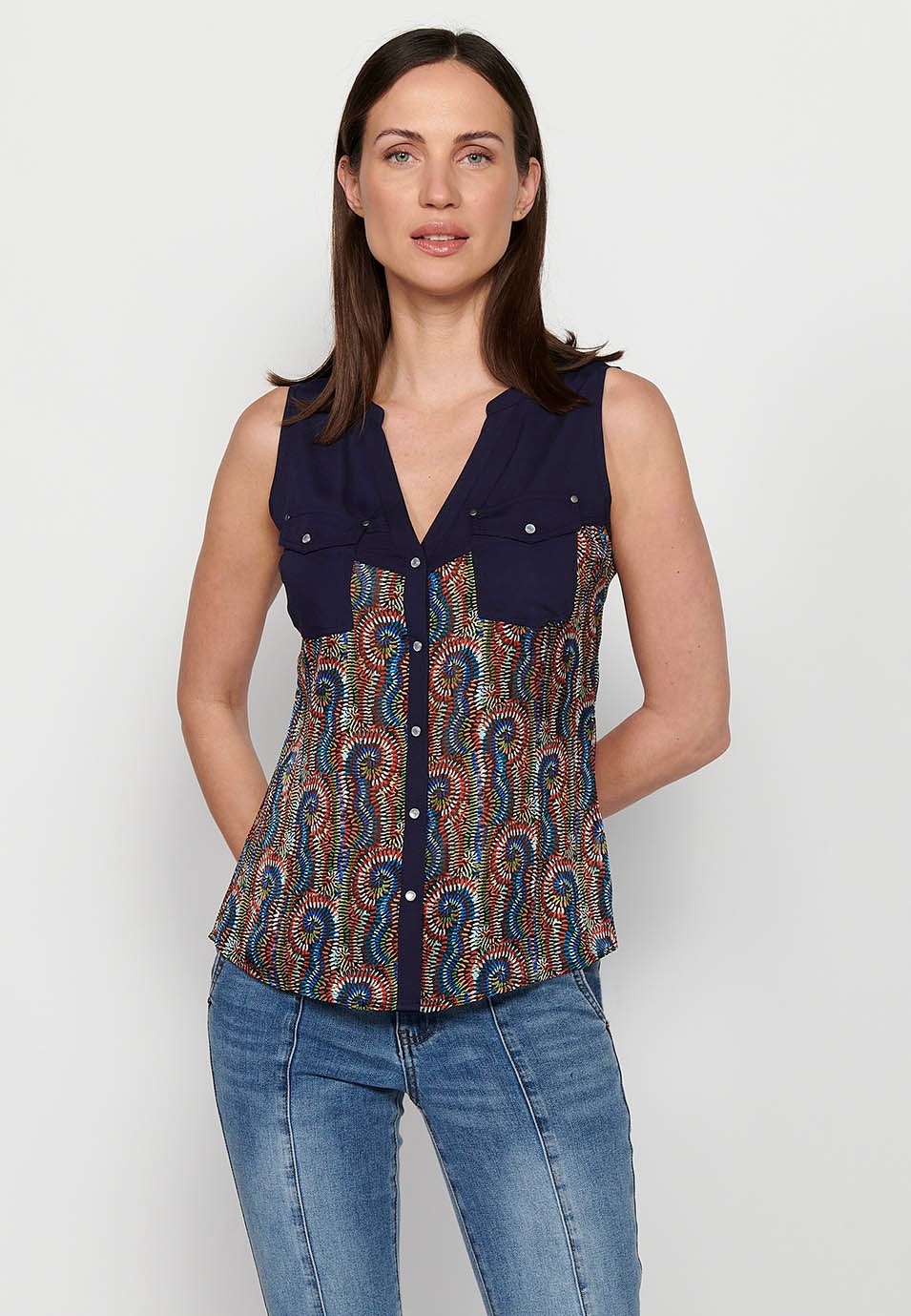 Ärmellose Bluse mit Hemdausschnitt und mehrfarbigem Blumendruck für Damen