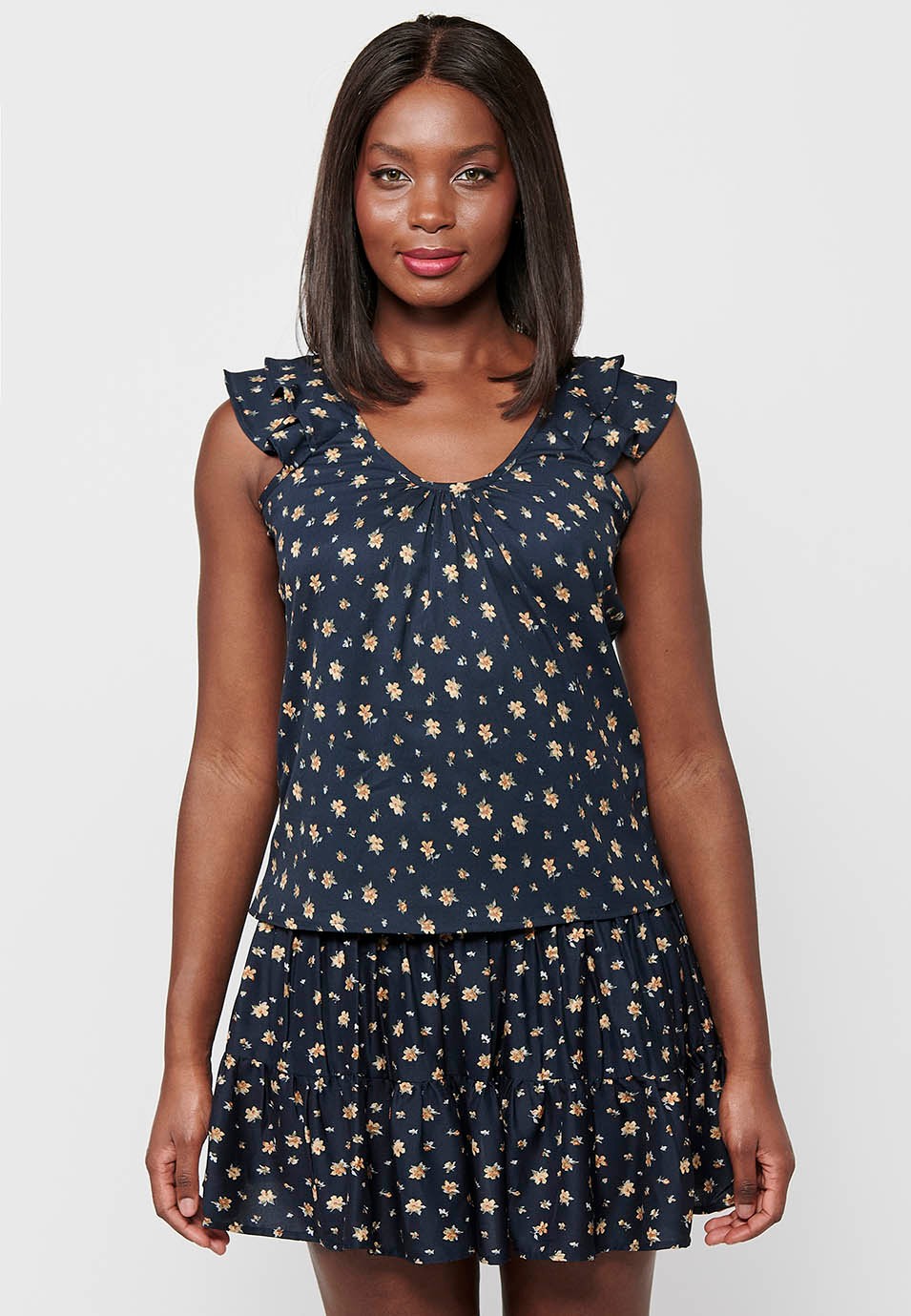 Blusa de tirantes con volantes, escote redondo, estampado floral color navy para mujer | Moda Actual