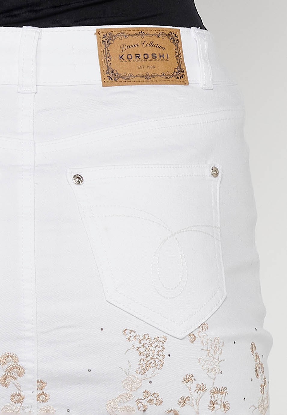 Short denim skirt with front zipper and button closure and white floral embroidery for women 5