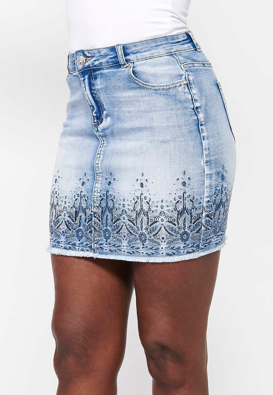 Falda corta denim con Detalles bordados y Cierre delantero con cremallera y botón de Color Azul para Mujer 4